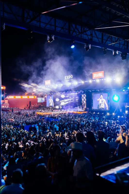 Com o público cantando junto os hits de Luan Santana, Arena de Shows foi espaço de pura emoção neste domingo