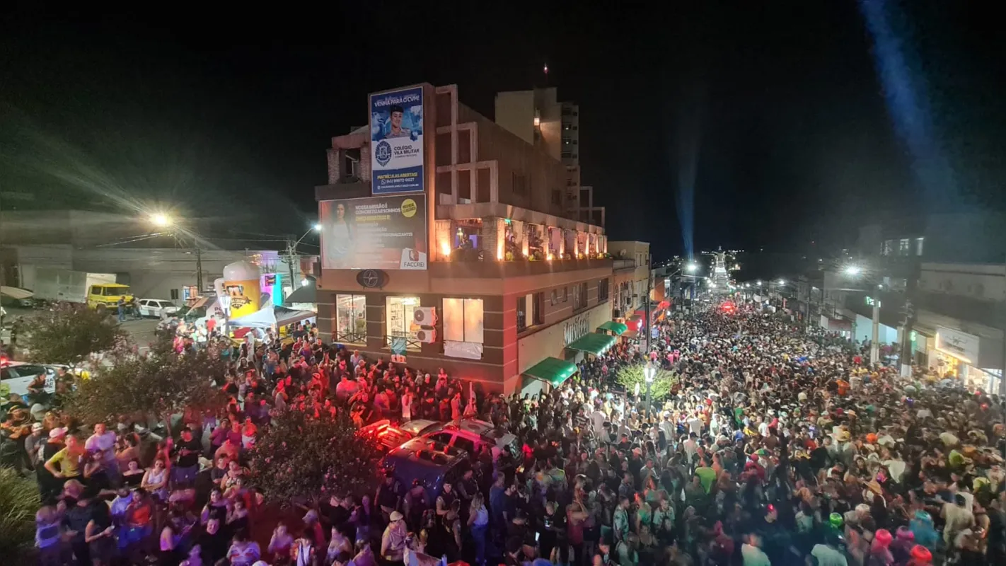 Imagem ilustrativa da imagem Carnaval arrasta multidão em Cornélio Procópio na noite de sexta (9)