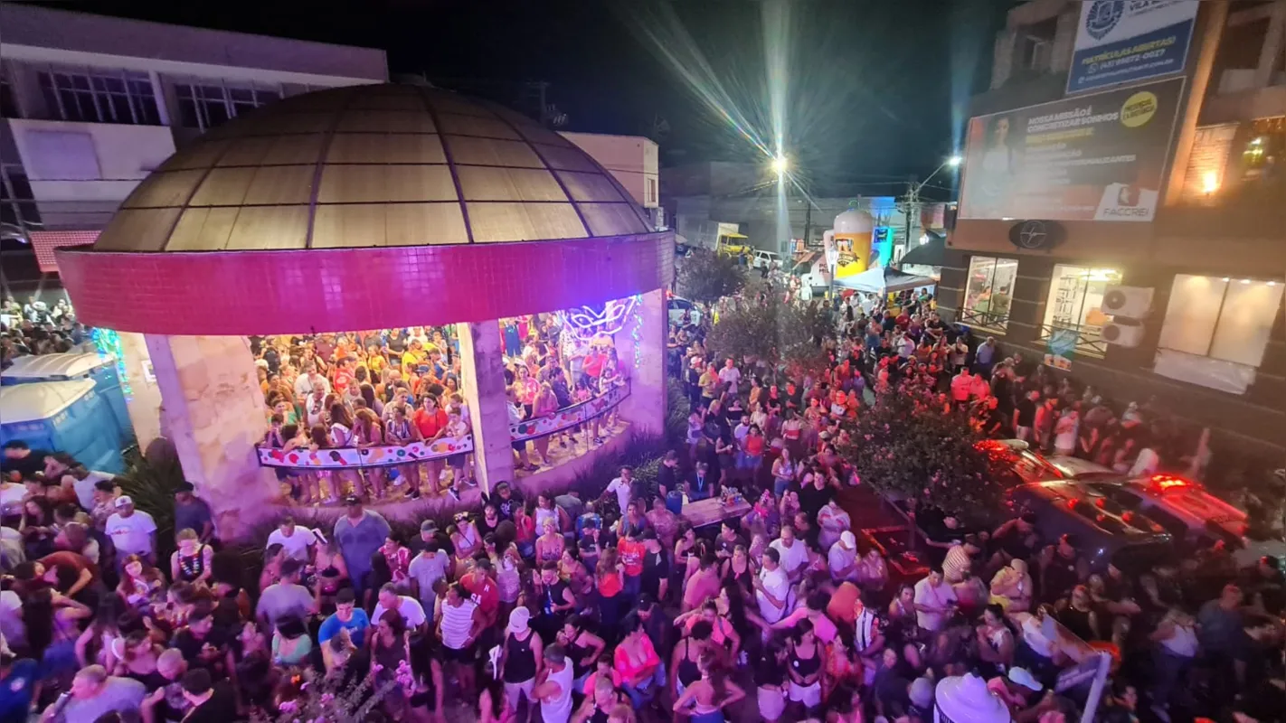 Imagem ilustrativa da imagem Carnaval arrasta multidão em Cornélio Procópio na noite de sexta (9)