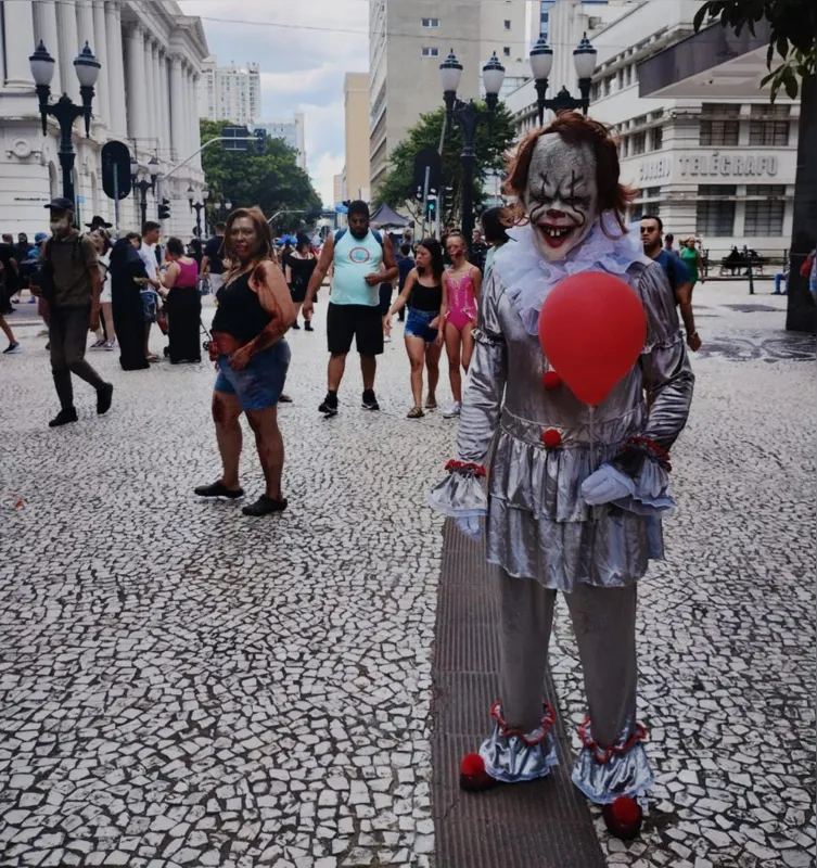 Sensação do Zombie Walk, Eduardo Takahashi, operador de máquinas, entrou na fantasia de "It - a Coisa"