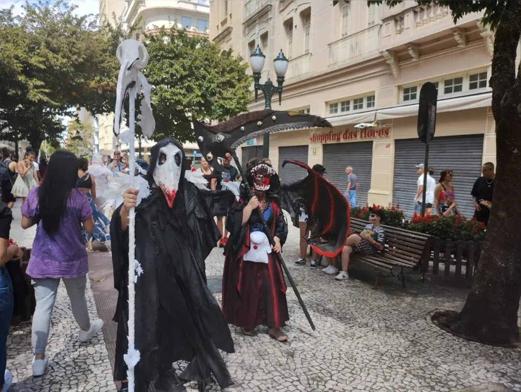 Zombie Walk: mistura de terror com terrir não pode faltar no carnaval de Curitiba
