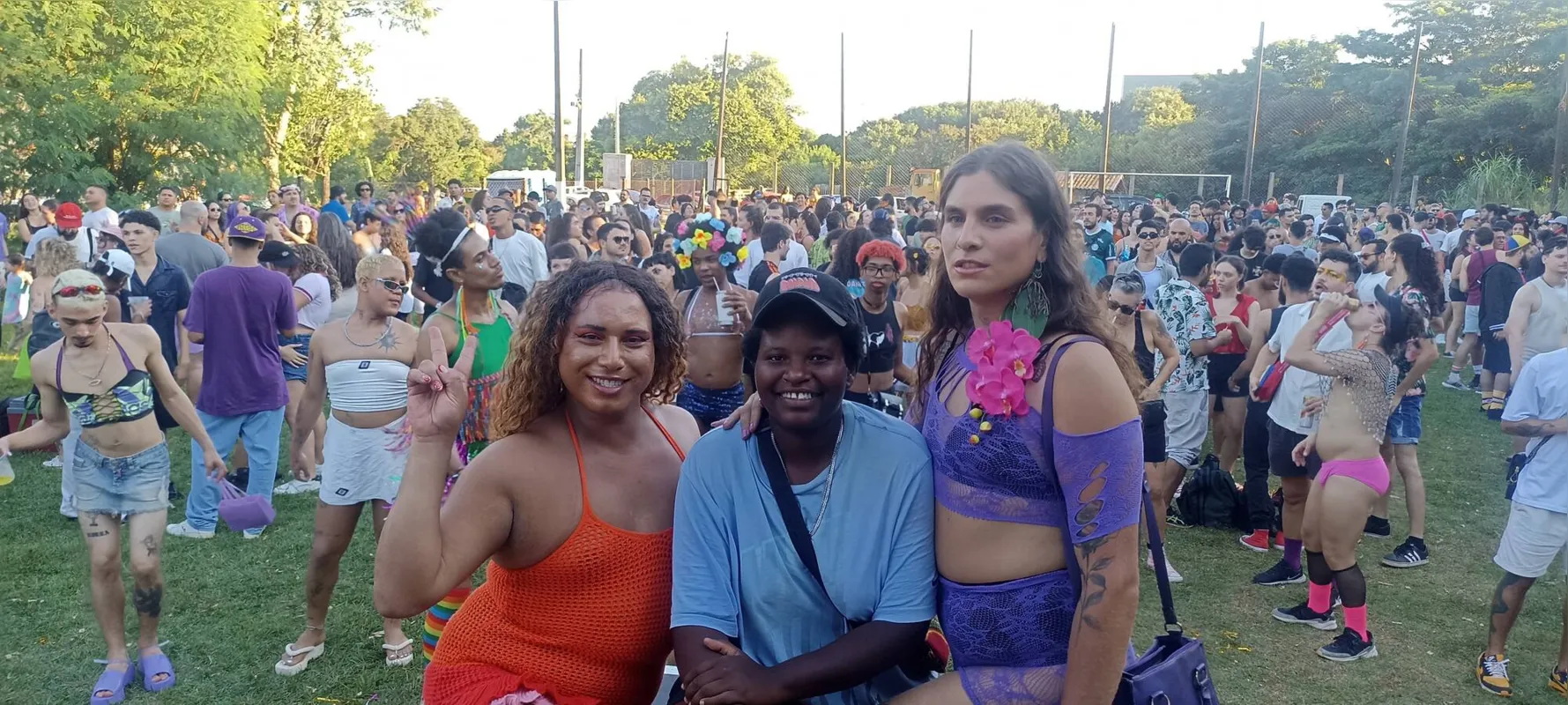 Kach Miranda, uma das organozadoras do caranaval da diversidade, Dani Black e Tiez Weigerty: só alegria