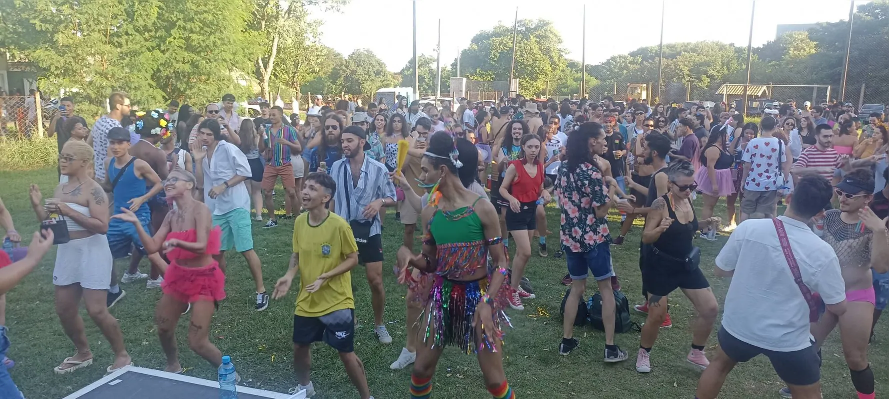 Carnaval do blocos na Vila Brasil celebrou a diversidade e todo mundo se divertindo