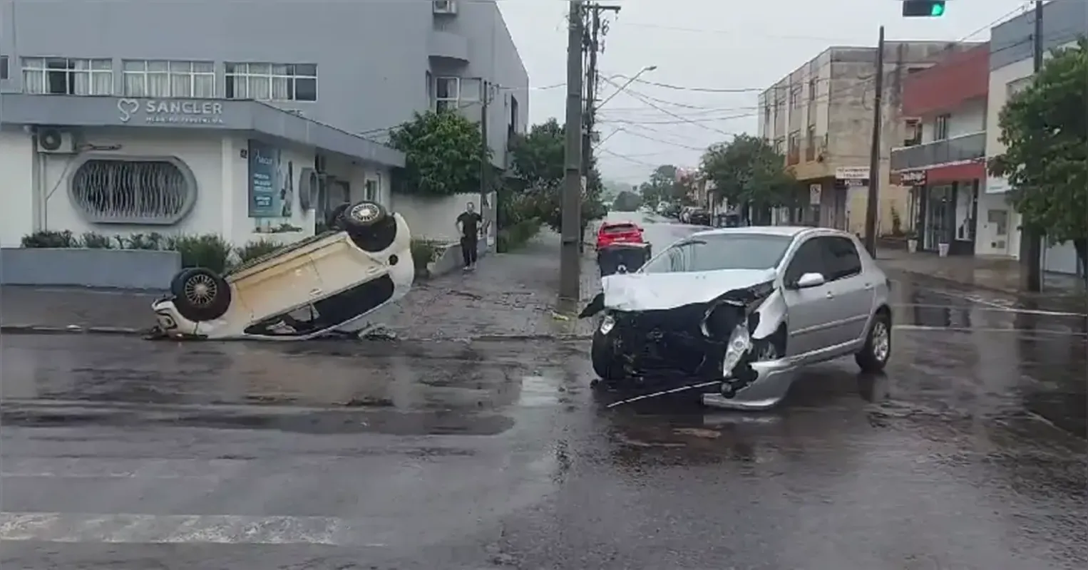 Imagem ilustrativa da imagem Carro capota em acidente no centro de Pato Branco