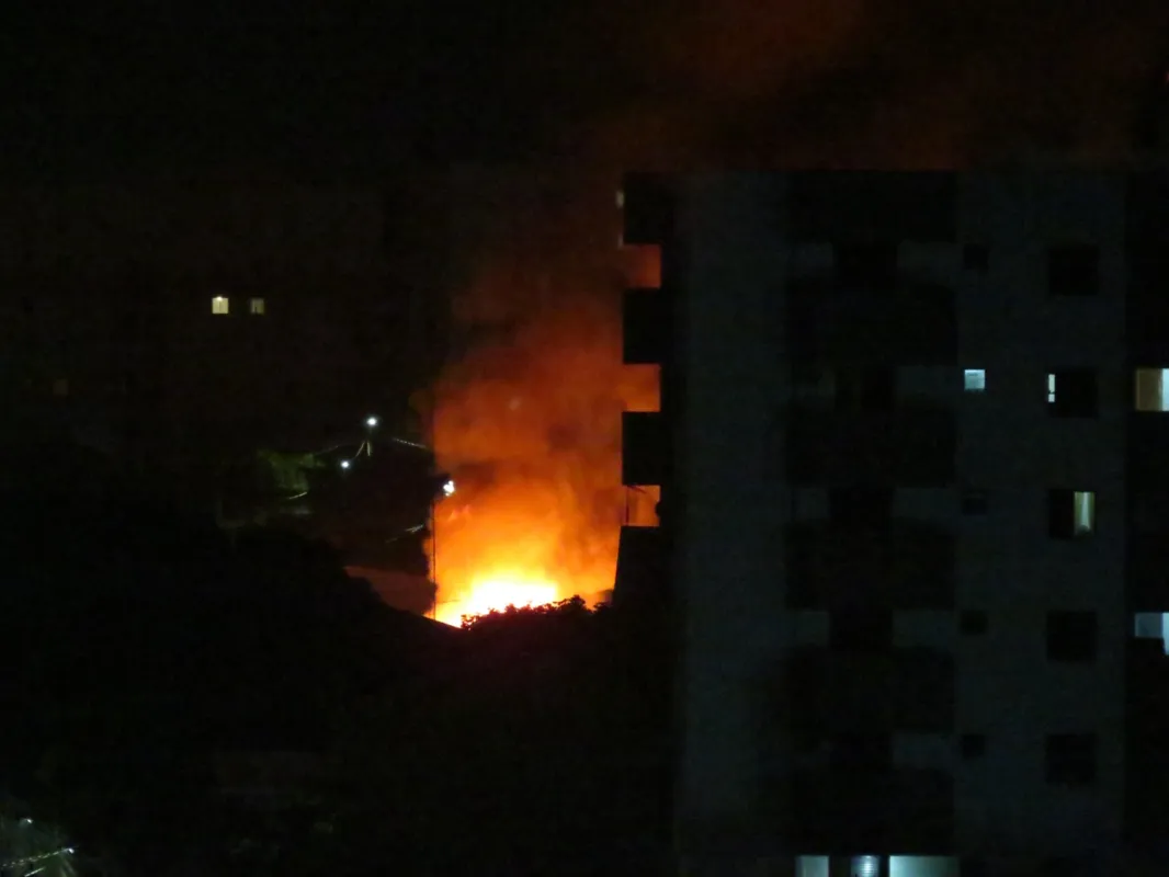 Imagem ilustrativa da imagem Casa é destruída por incêndio em Londrina