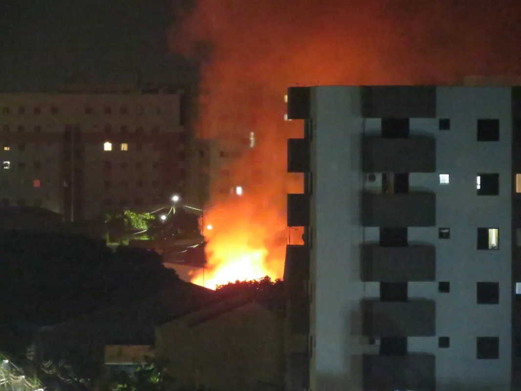 Imagem ilustrativa da imagem Casa é destruída por incêndio em Londrina
