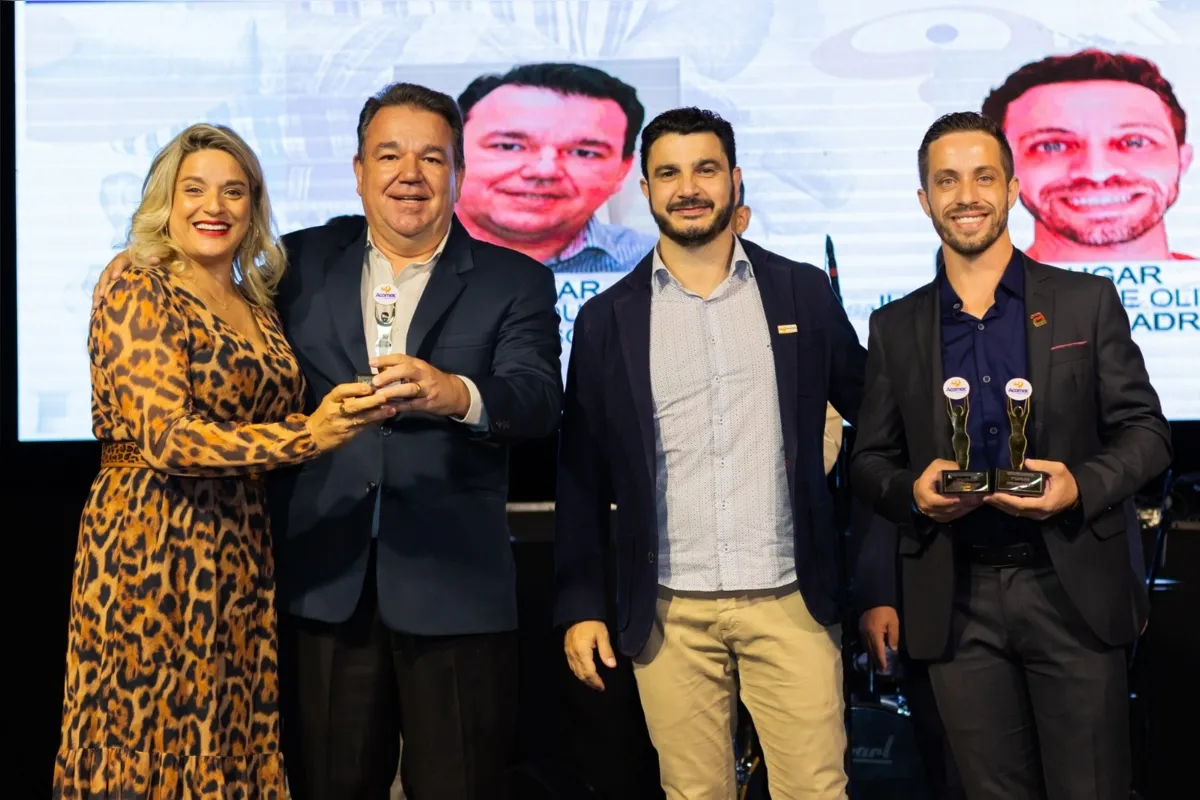 A vice-presidente da Acomac Londrina, Marli Ferrareto, o representante comercial Wagner de Sousa, o Diretor da Acomac, Rangel Cardoso Giovani, o representante comercial da PADO , Juarez Bruz de Oliveira