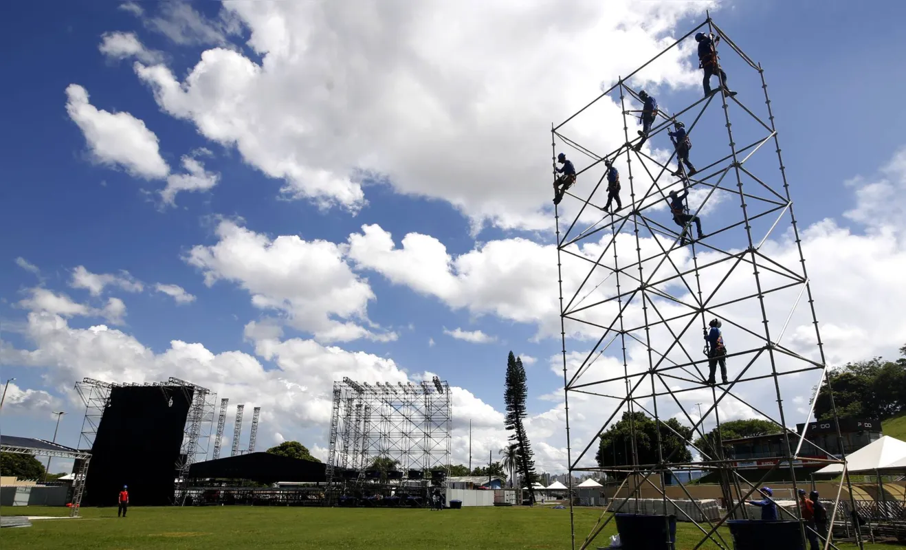 Palco foi montado durante a semana no Estádio do Café que deverá receber milhares de pessoas