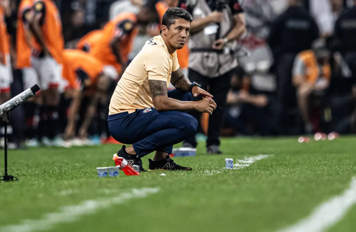 Caso vença o clássico, o técnico Thiago Carpini classifica o São Paulo para as quartas de final
