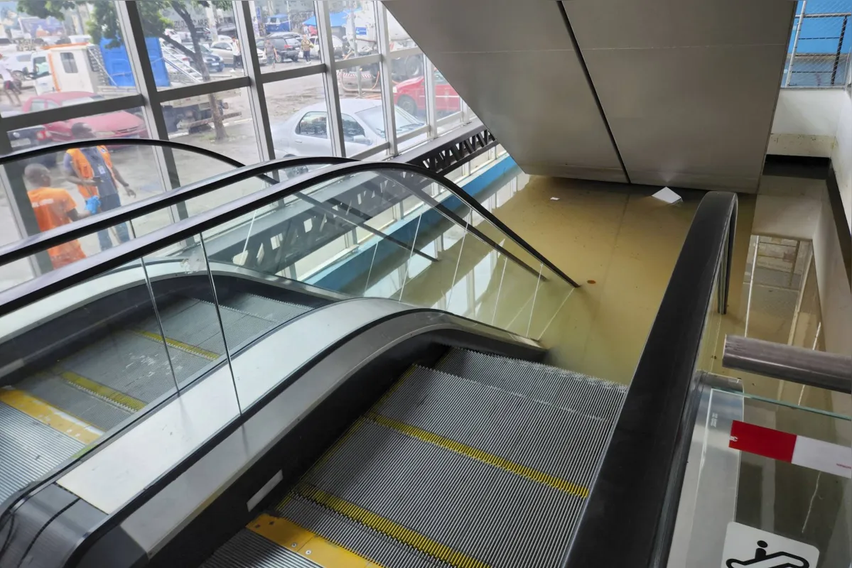 Subsolo do Hospital  Municipal Ronaldo Gazolla, em Acari (zona norte) foi inundado pela chuva