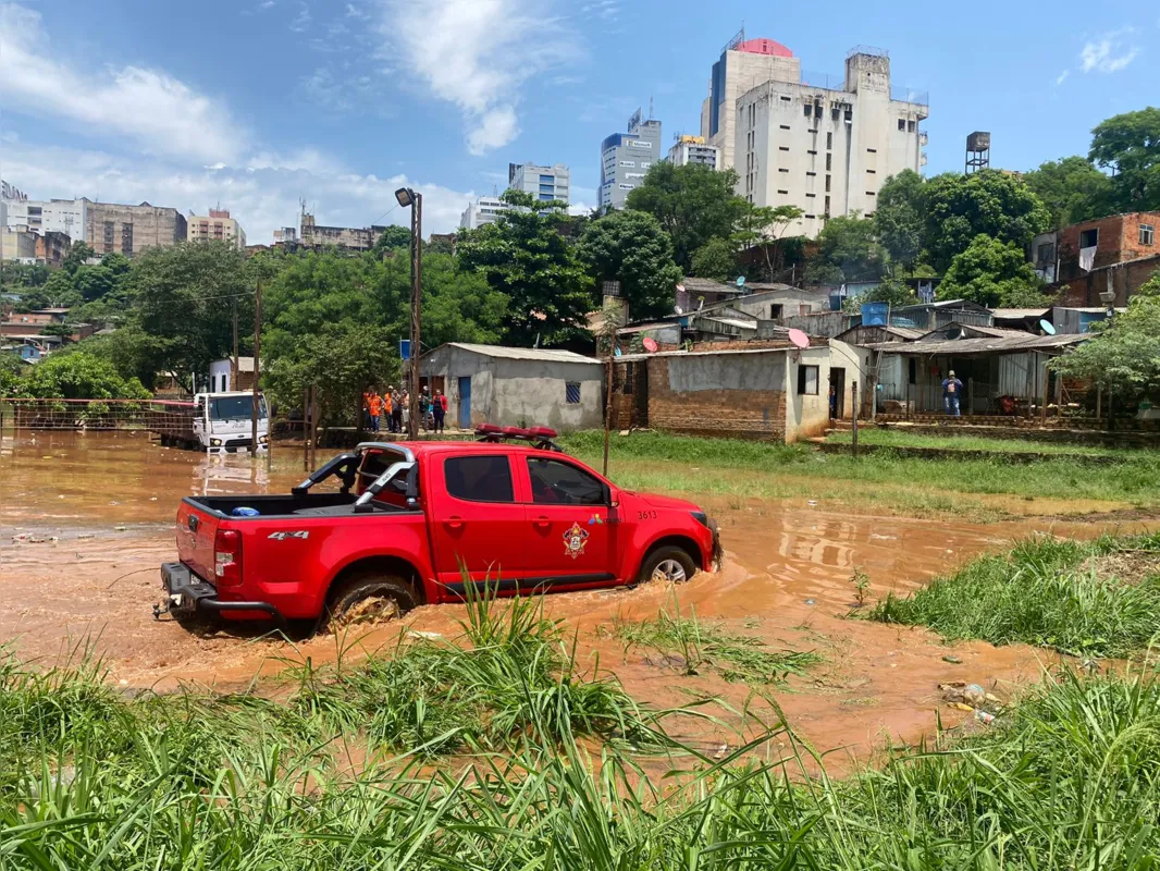 Imagem ilustrativa da imagem Chuvas intensas elevam o nível do Rio Paraná neste domingo