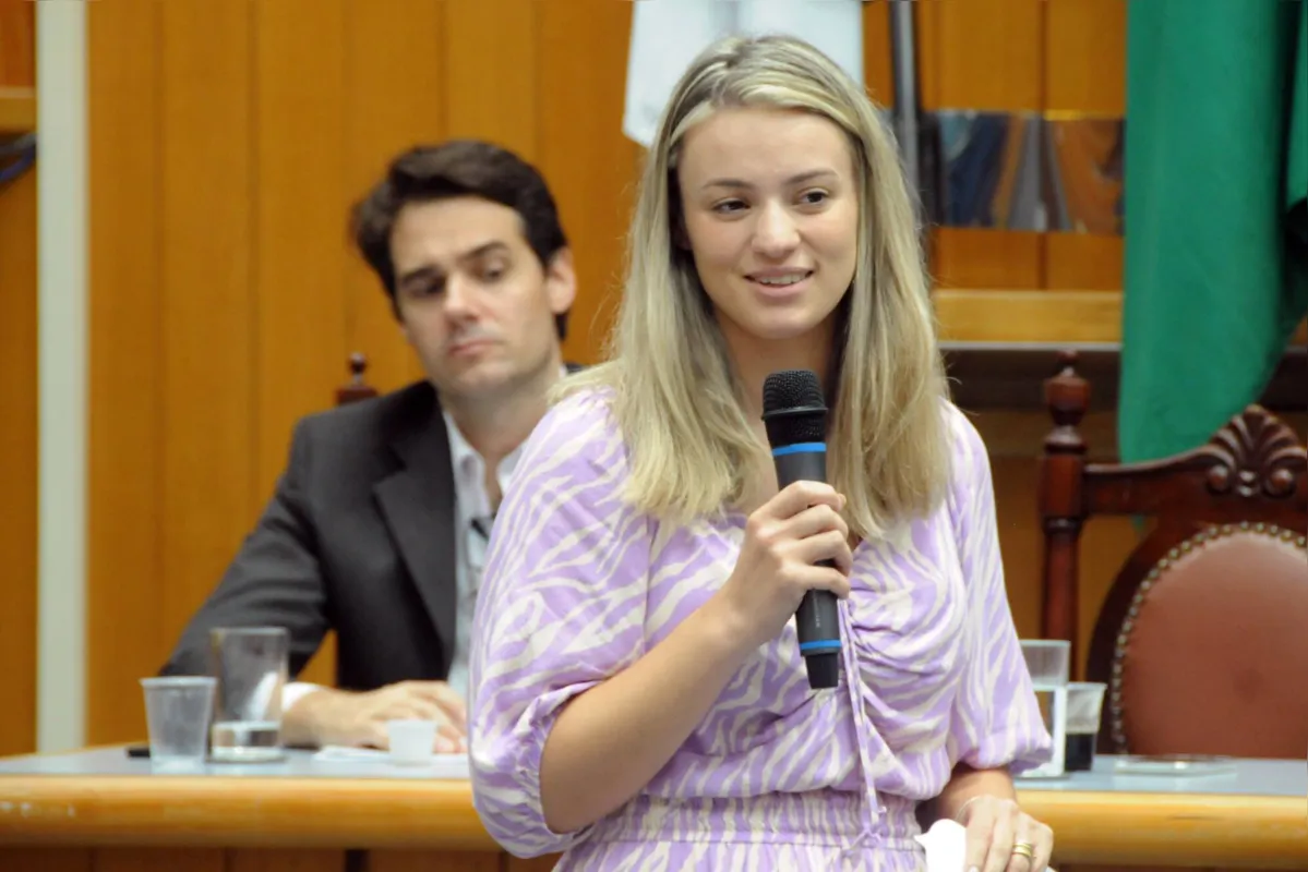 A controladora-geral do Município, Beatriz Teixeira, diz que alteração de pastas entre servidores, também contida no projeto, é recomendação do TCE-PR