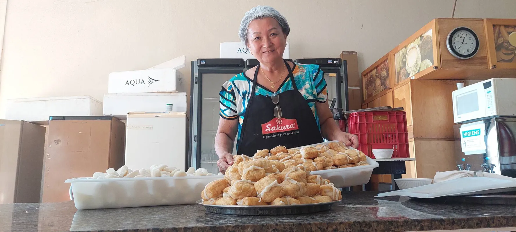 Marina Tomoike, voluntária:  mochi é embalado com uma camada de tofu frito como se fosse um presente