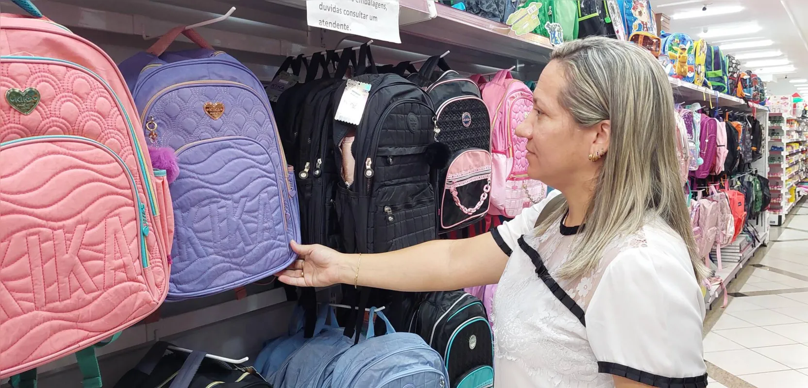 A cirurgiã-dentista Camila Souza conta que prefere deixar as filhas em casa na hora das compras: “é mais fácil”