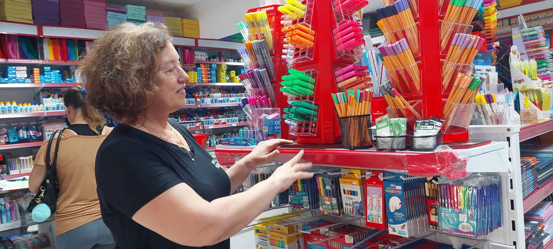 Dona de uma papelaria no centro, Kátia Santos diz que o movimento está razoável, mas um pouco abaixo que os anos anteriores