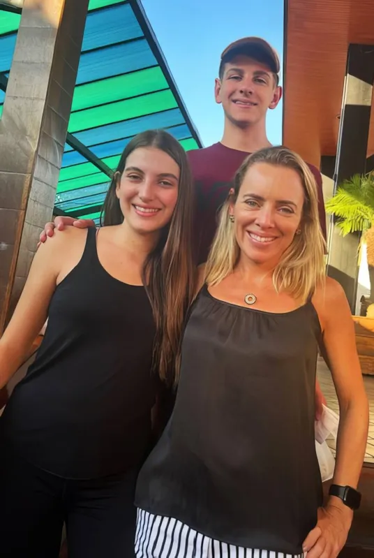 Giovanna e Caio com a mãe Graciela Zanetti