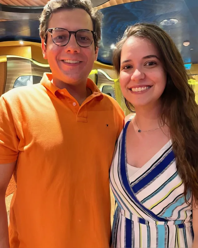 Arthur Lustosa Strozzi e Mariana Valezi, que ficaram noivos sobre as ondas