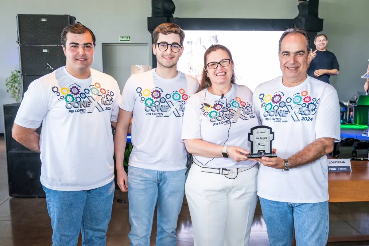 O casal Daniela e José Henrique de Souza Gomes e os filhos Pedro Henrique e José Francisco