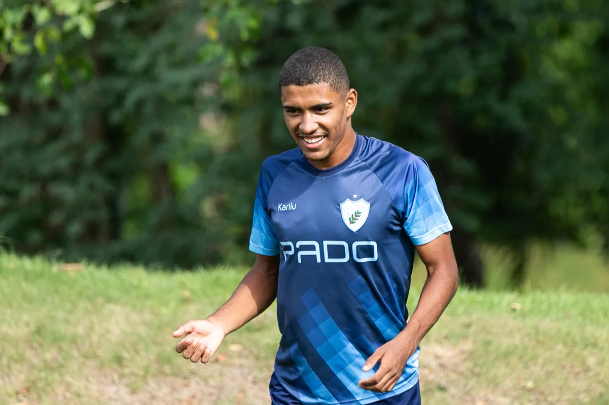 Recuperado de uma pancada no tornozelo sofrida no jogo contra o Maringá, o atacante Peu tem presença garantida no confronto contra o Atlético, no sábado