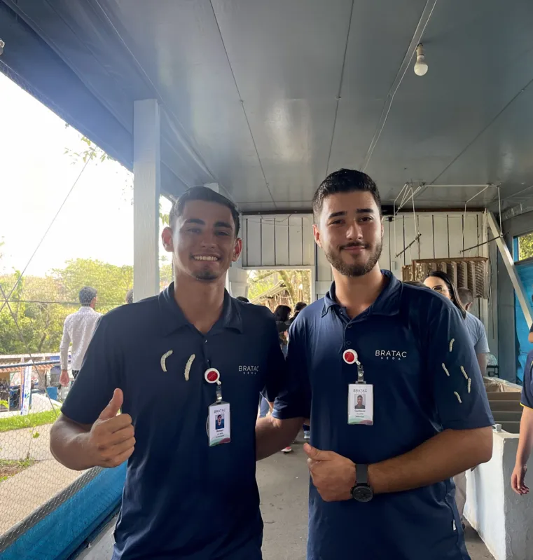 Renan Venicius Korczak dos Santos e Gustavo Henrique Ramalho dos Santos aprenderam quando crianças sobre a produção de seda e hoje compartilham o conhecimento com os visitantes da Expô