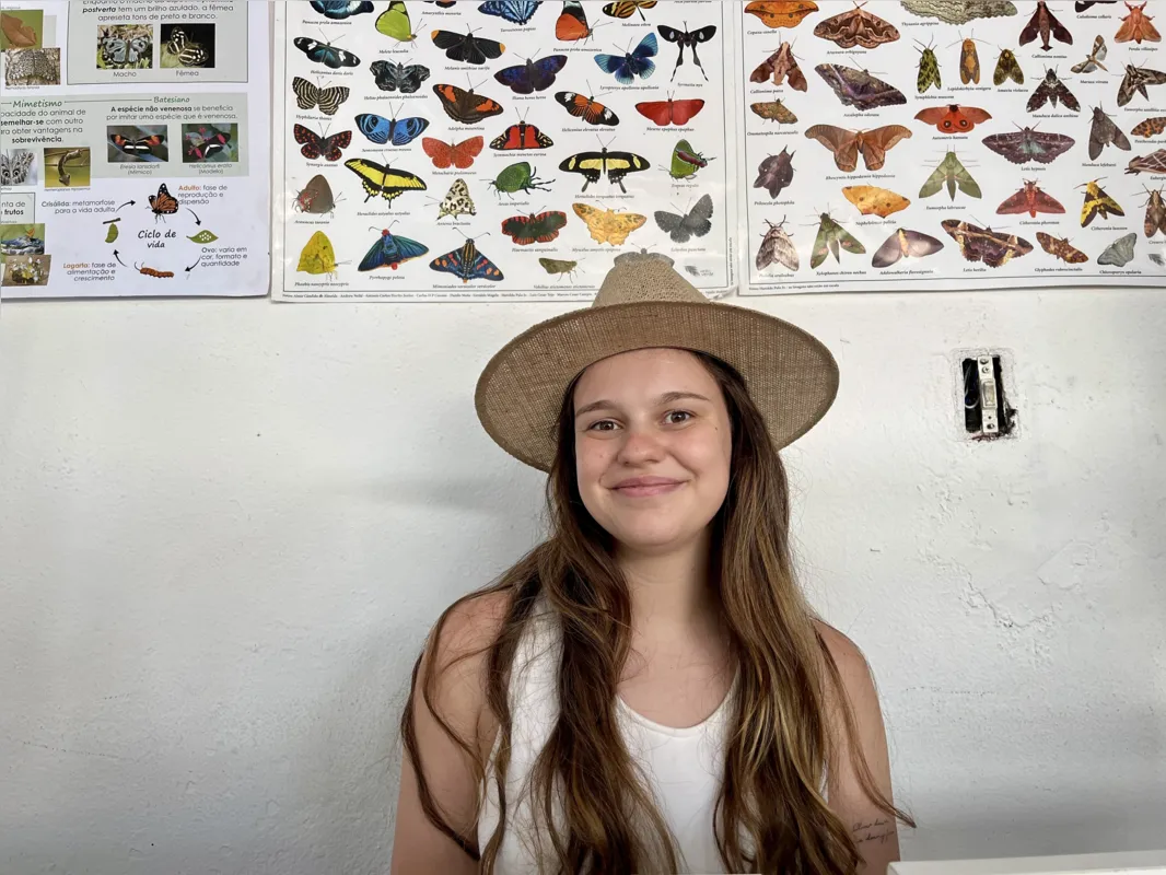 Julia Sebben estuda sobre borboletas de mariposas, tema do estande que ela faz parte na Via Rural