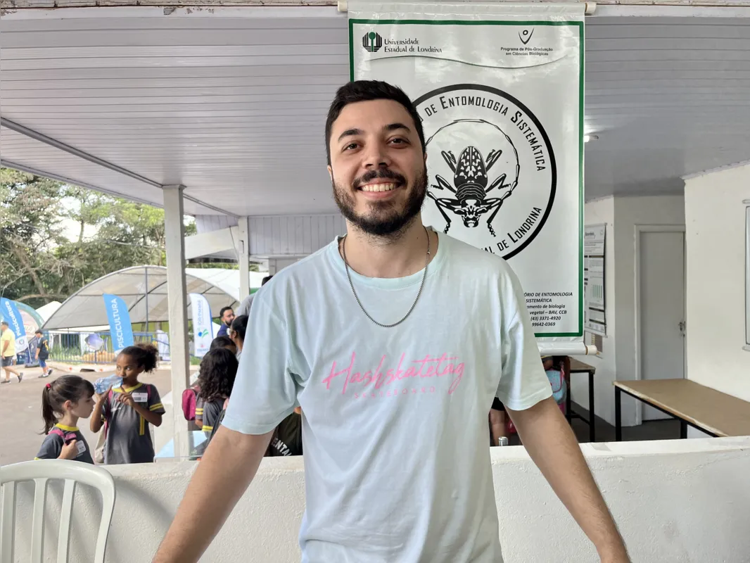 Mateus Henrique da Silva Borges, estuda borboletas em seu mestrado, mas também faz parte do estande de besouros, aranhas, entre outros insetos