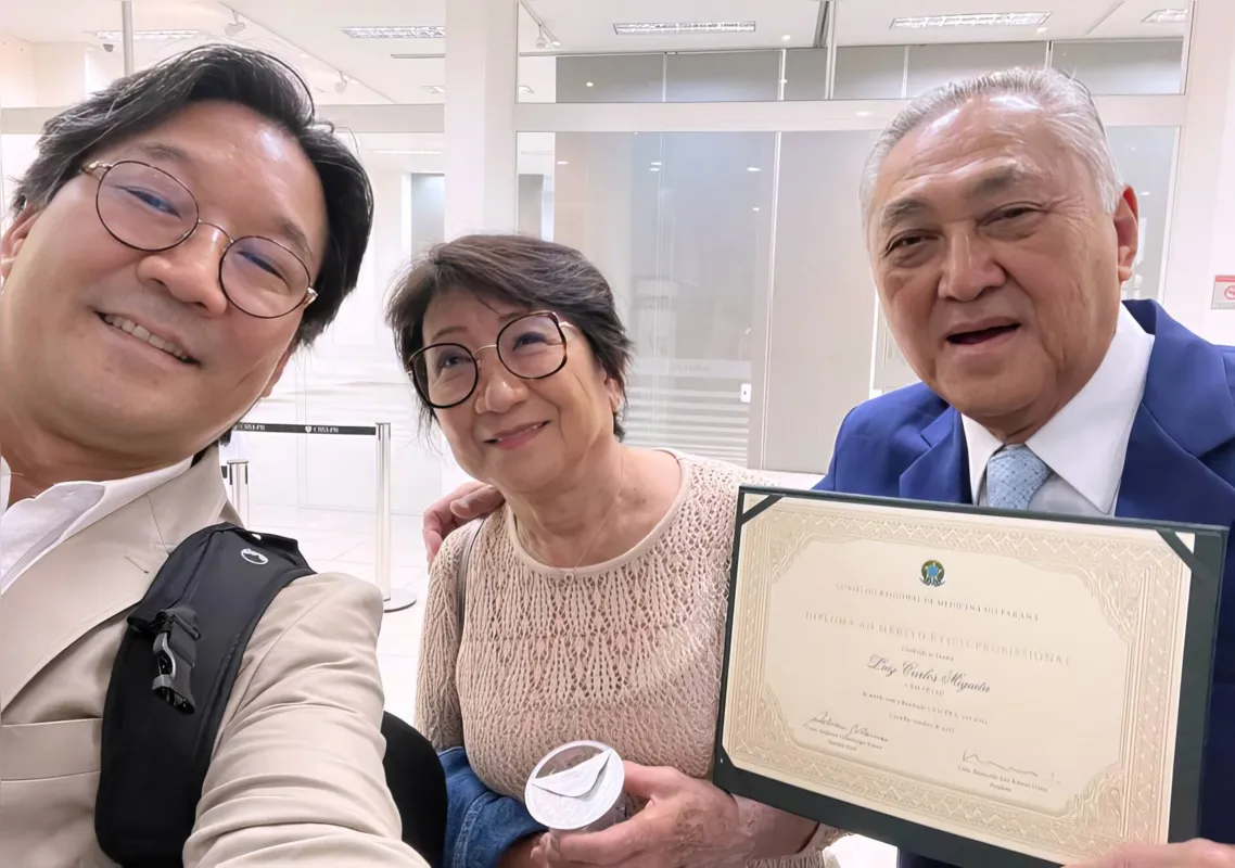 O cardiologista Miguita Junior (filho do homenageado), Dr Kessae Hara Miguita (esposa dele) com o cardiologista Luiz Carlos Miguita