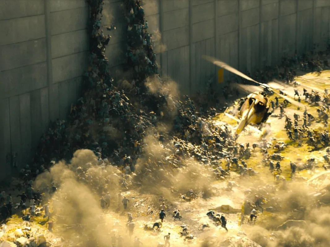 Horda de zumbis escalam muro de Gaza em “Guerra Mundial Z”, de Marc Foster, 2013