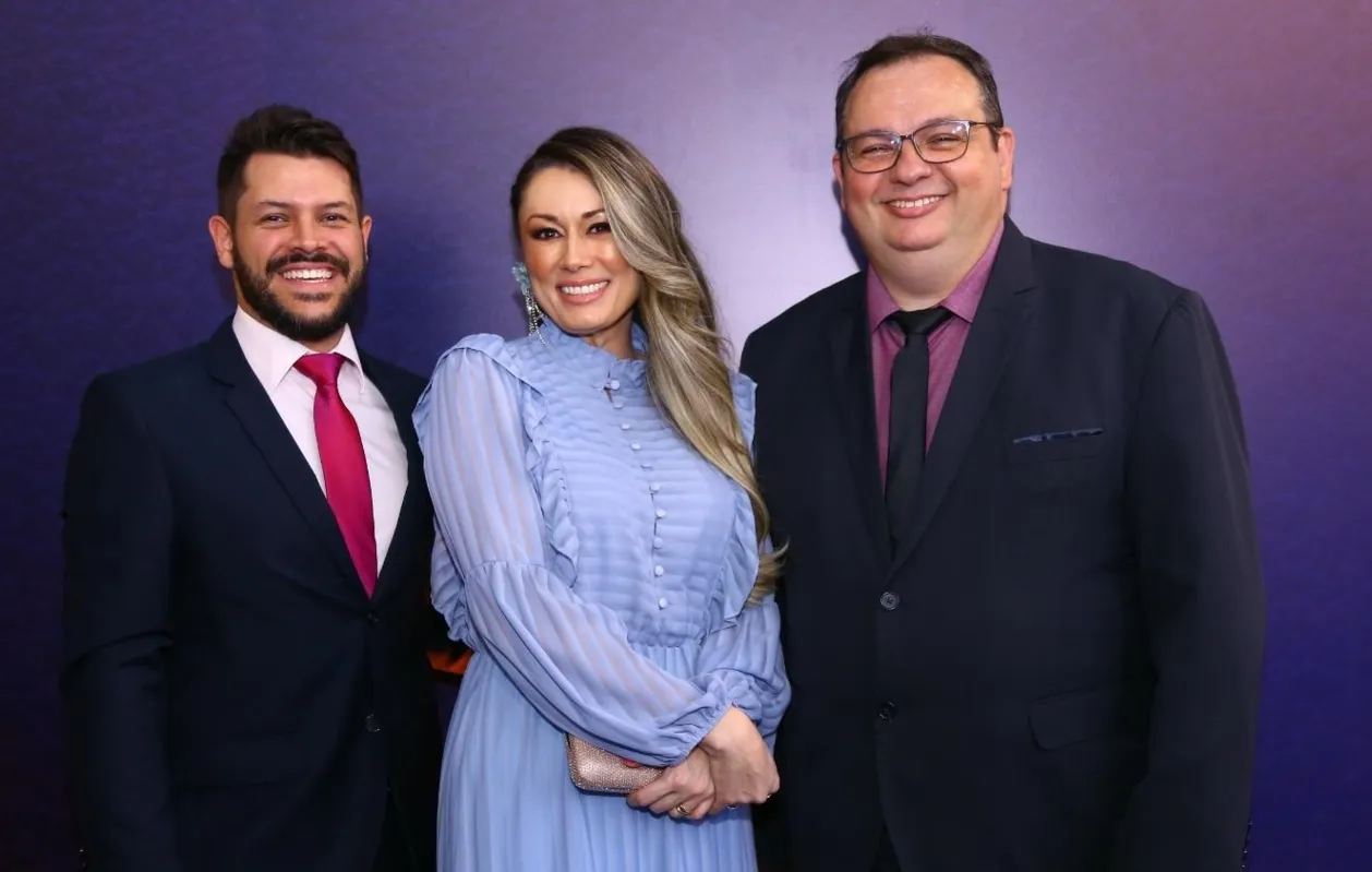 Professor Murillo Bernardi Rodrigues, professora Katiucia Emerick e diretor Luciano Ferreira Maia