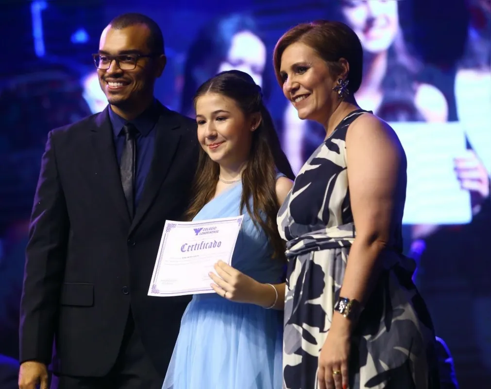 Professor Estevão Gomes Junior, formanda Aline Sanches Garbosa e professora Clarissa Pires Garcia