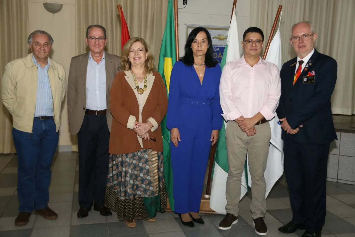 Antonio Ferreira dos Santos, presidente do Rotary Londrina Sudeste; Alexandre Daniel Belluomini,  presidente  do Rotary Londrina Alvorada; as rotarianas Isabel   Cristina Kohler e Lázara Caramori, o palestrante Sérgio Akio Tanaka e o governador do Distrito 4710 , Artur Harbs