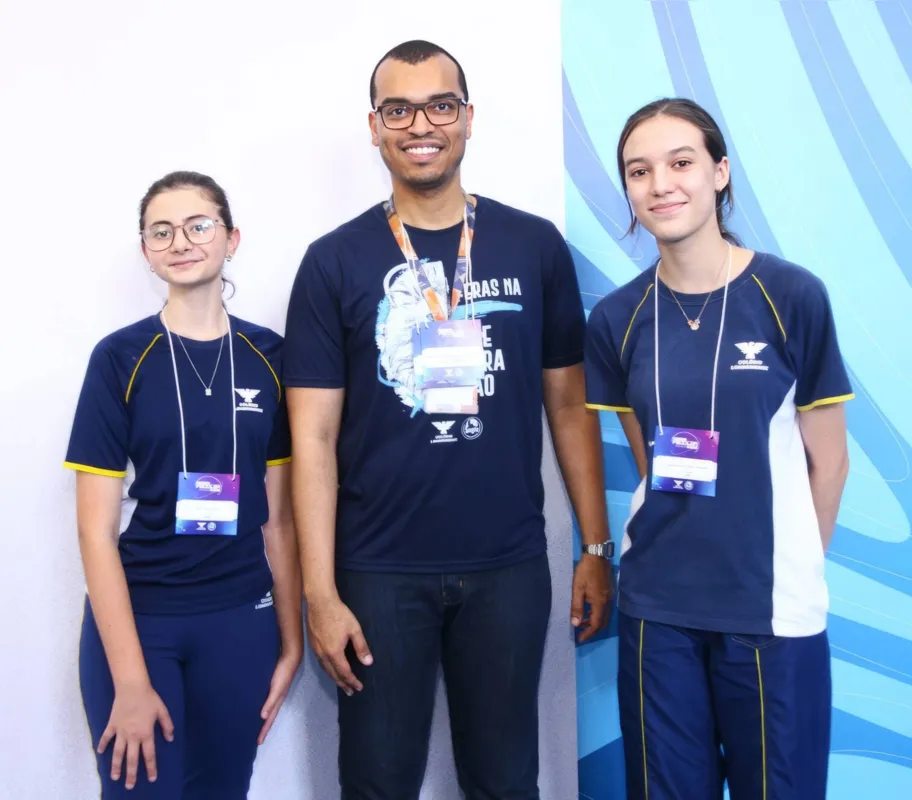 Professor Estevão Gomes com Julia Bortoluzzi e Ana Beatriz Lopes Tavares, do projeto de higienização das mãos