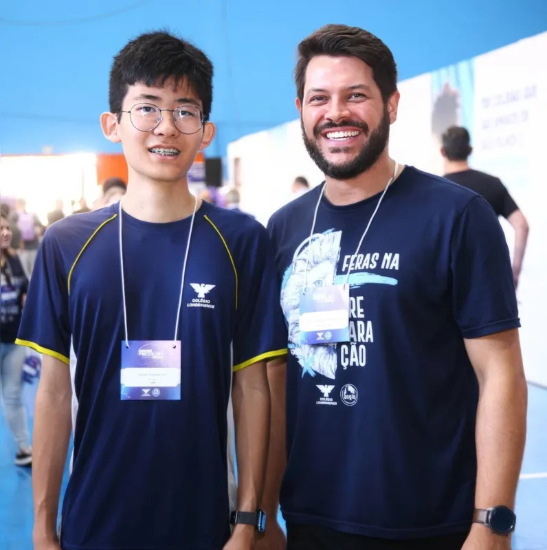 Professor Murilo Rodrigues com Nathan Ono, um dos autores do trabalho de sacolas feitas com calças jeans usadas
