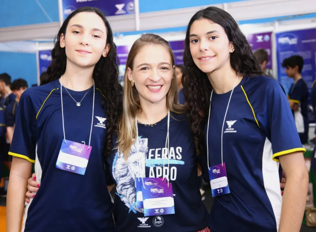 Professora Alana Rodrigues com Isadora Aguilari e Gabriela Troca, da equipe do desinfetante a base de mel e alho