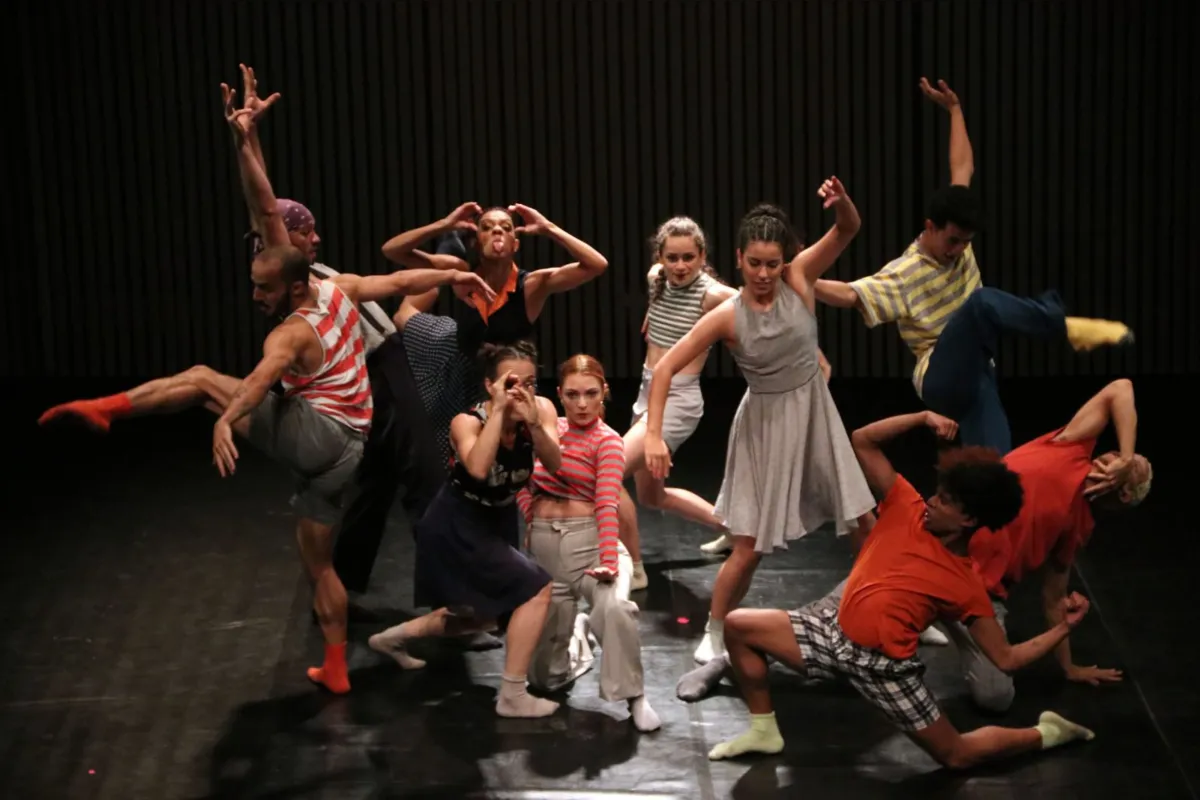 A Curitiba Cia de Dança traz o espetáculo "Memória de Brinquedo" ao Festival de Dança de Londrina: uma reflexão sobre a infância em que as brincadeiras  fazem parte da coreografia