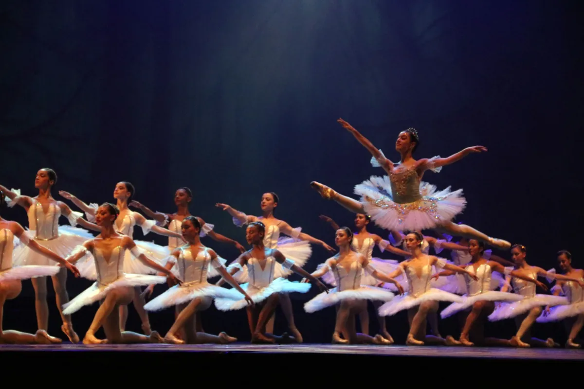 Com 24 bailarinos no palco, a Curitiba Cia de Dança traz ao palco uma suíte do clássico Dom Quixote