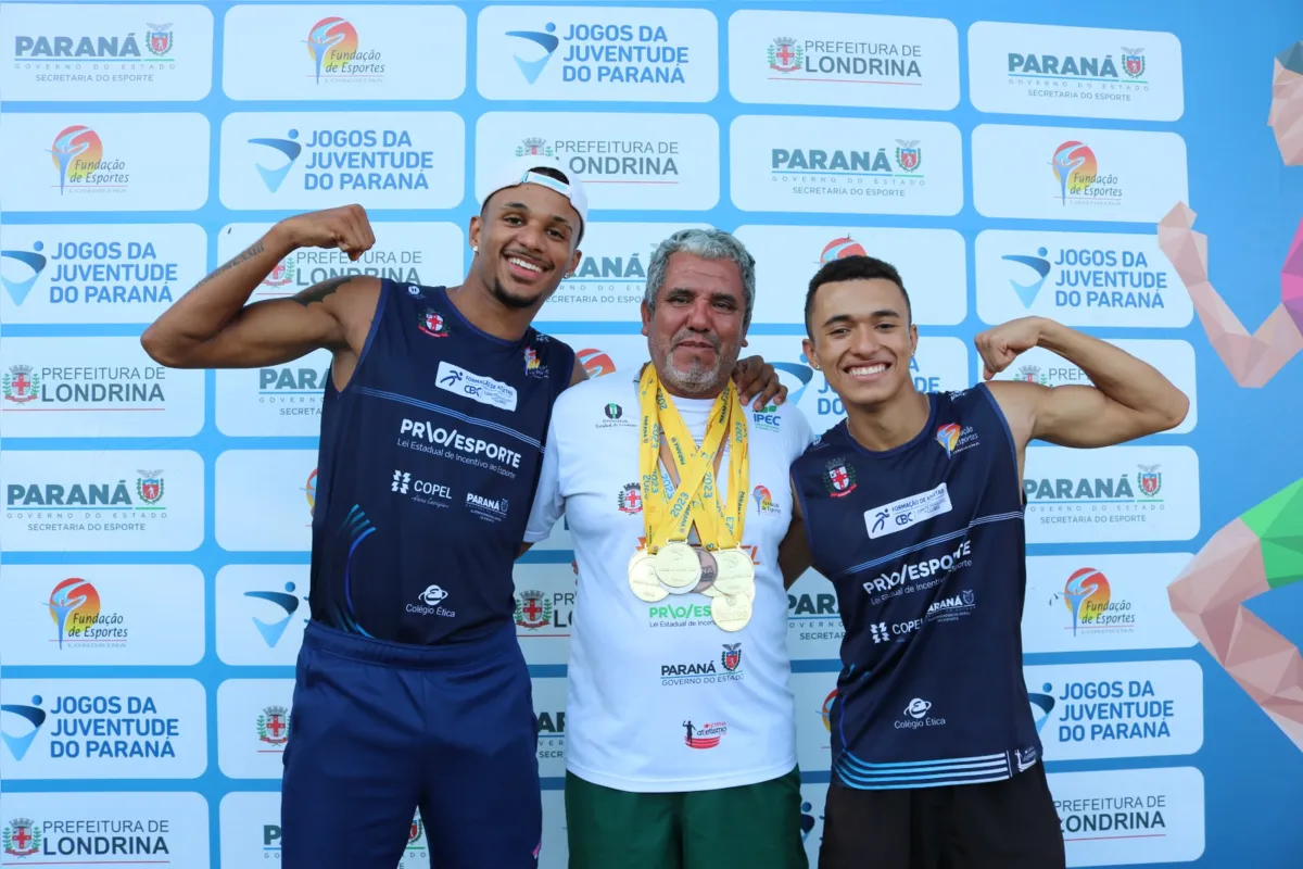 Gilberto Miranda com os atletas Paulo Romualdo (à esquerda) e Matheus Gama, dois destaques da campanha no Jojup’s
