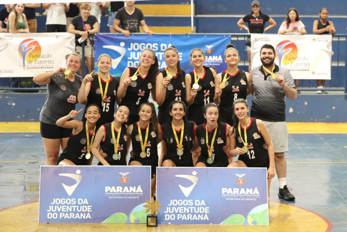 Equipe londrinense comemora o bicampeonato no basquete feminino do Jojup's