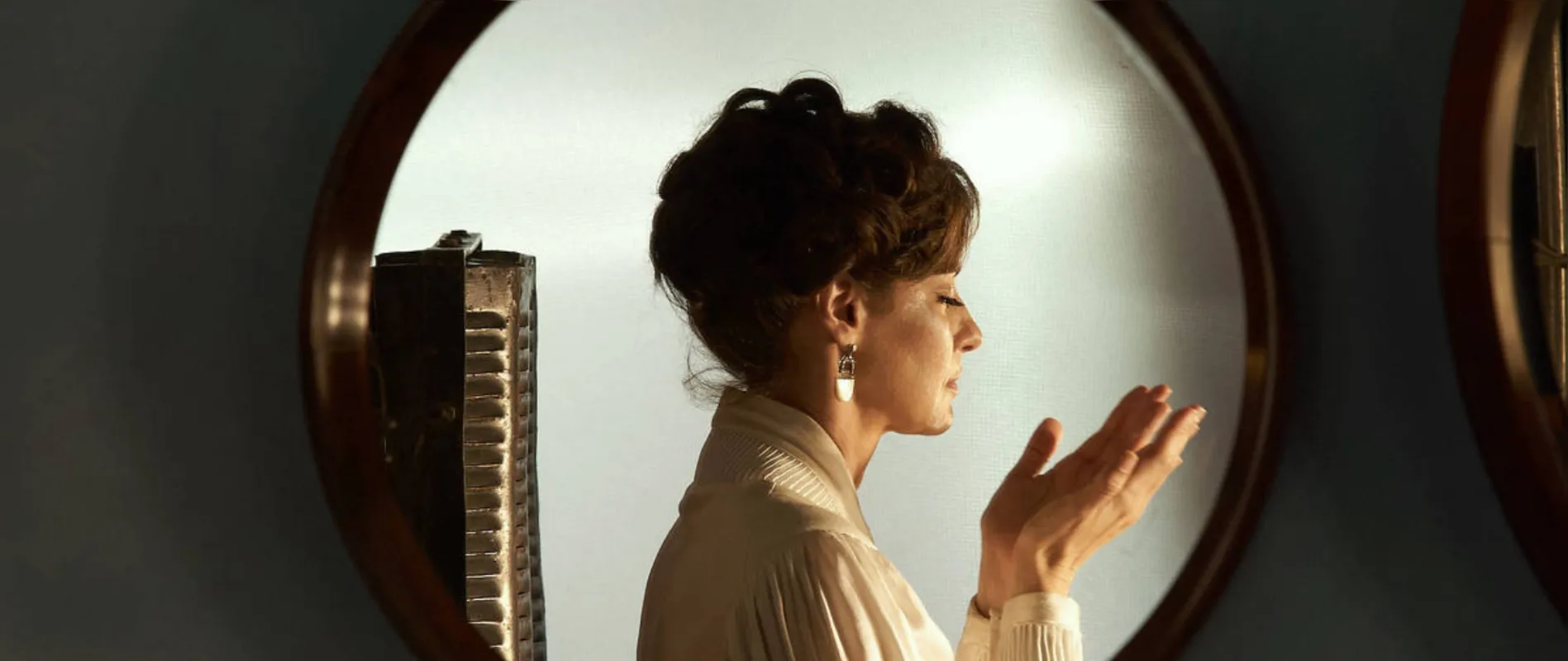 Maria Fernanda Cândida interpreta a personagem principal de " A Paixão Segundo G.H. e "contracena" com uma barata