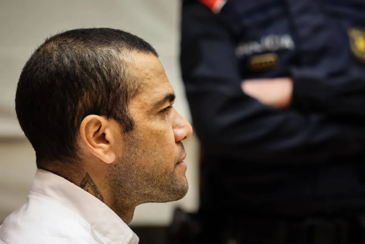 Daniel Alves enfrentou o terceiro e último dia de seu julgamento, mas a sentença deve demorar alguns dias para ser decidida