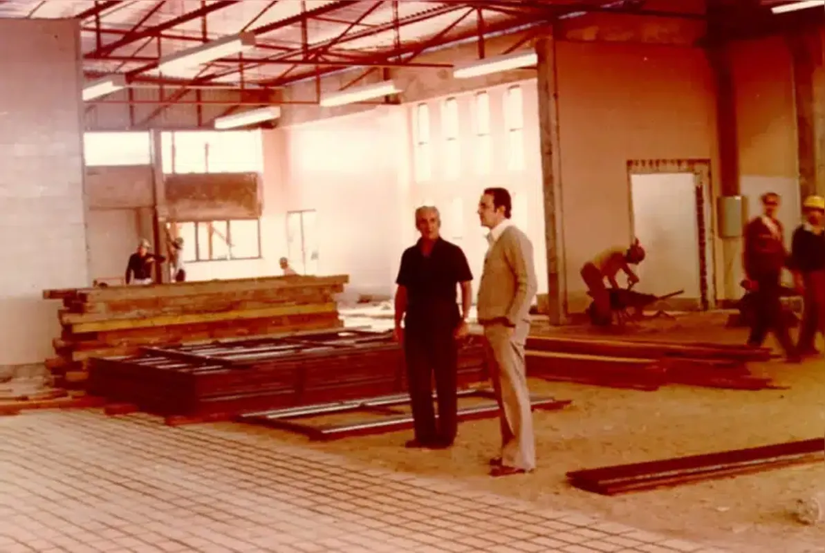 Ézaro Fabian e Roberto Furtado, CEO da Coca-Cola, na construção da fábrica em 1972