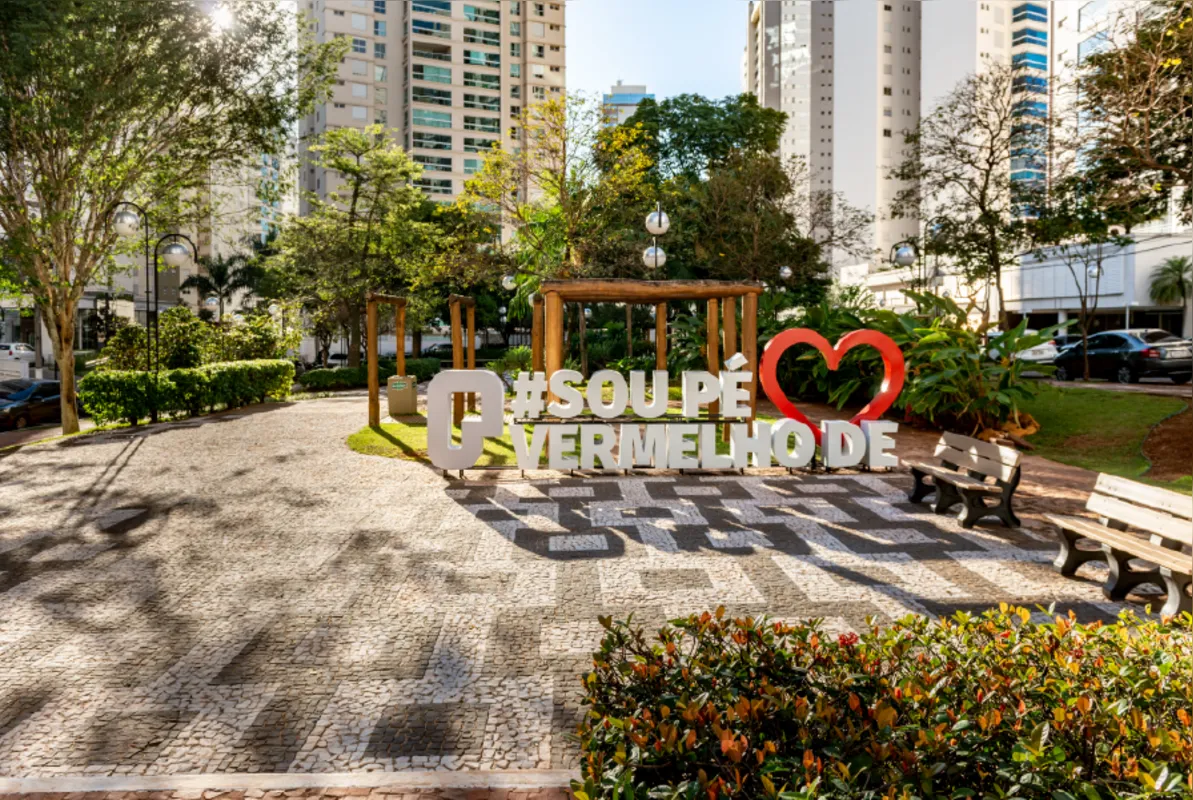 A praça Pé Vermelho foi uma doação da Plaenge para a cidade como forma de homenagem à cidade, aos londrinenses e à natureza