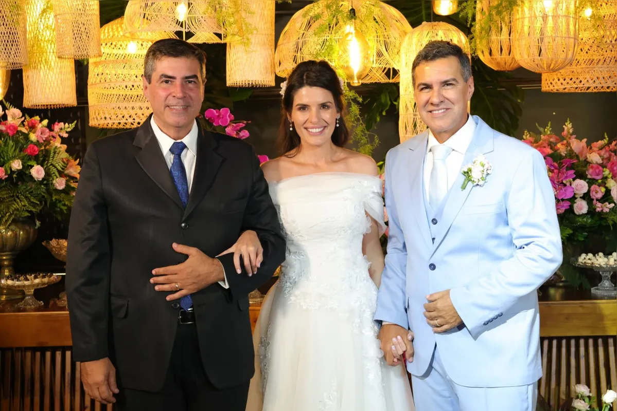 O prefeito Marcelo Belinati e os noivos Dani Alonso e o Capitão Augusto