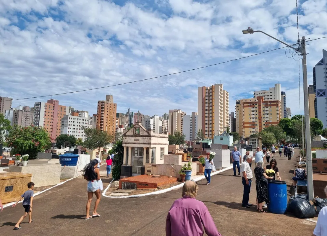 A visitação nos cemitérios de Londrina começou bem cedo, às 7h30