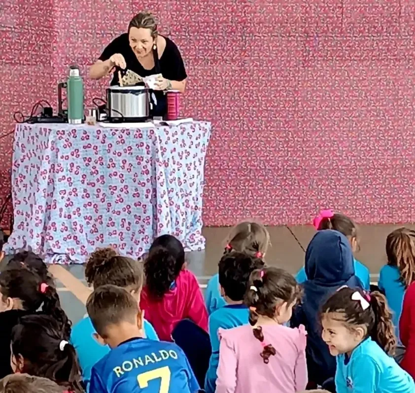 A responsável pelo apoio de Língua Portuguesa da Secretaria Municipal de Educação, Aliny Perota, cita, como exemplo o livro  "O Fantástico Arroz de Filomena", uma obra que se presta à teoria e à prática junto aos alunos