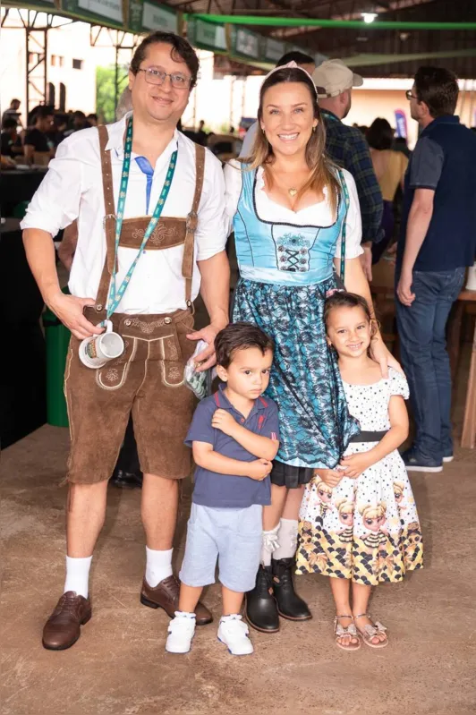 Cooperado Dr. César Macedo, sua esposa, Heliane Figueiredo, e seus filhos, Heloísa e Caio