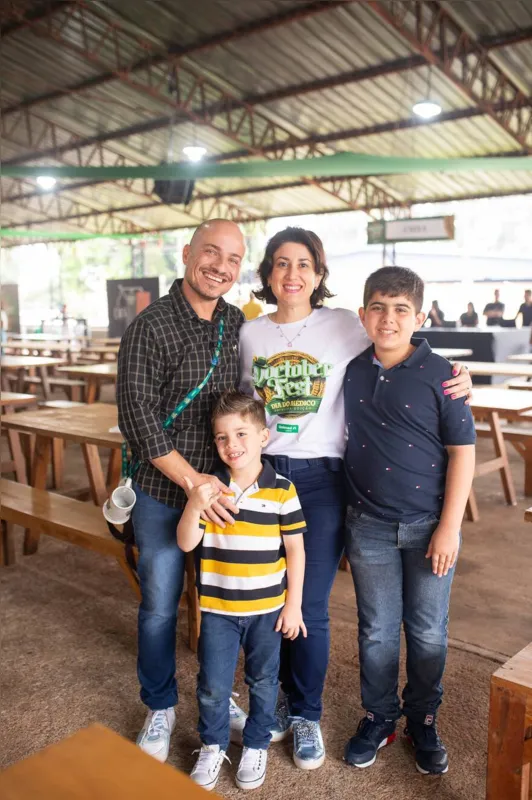 A cooperada Dra Camila Mungo com seu esposo Flávio Valério e os filhos, Gregório e Getúlio