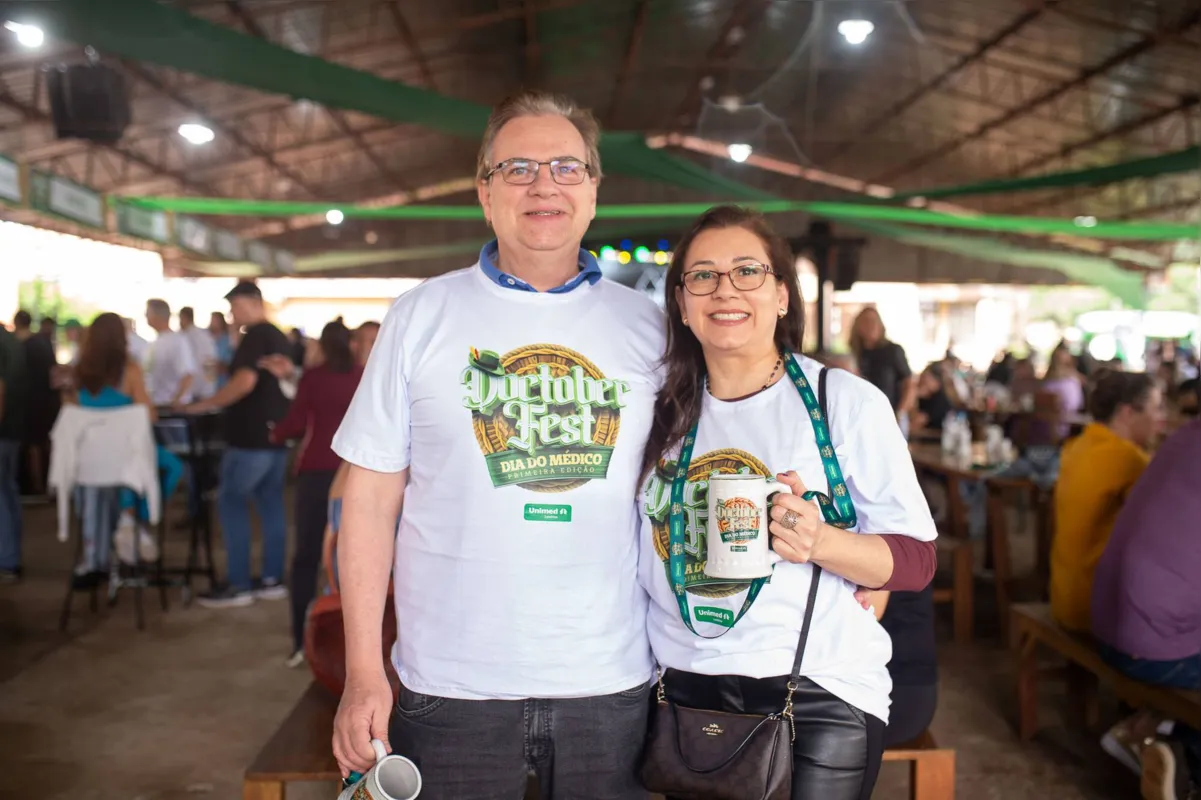 Cooperado Dr. Ody Silveira Junior com sua esposa, cooperada e conselheira técnica da Unimed Londrina, Dra. Flaviane Pereira Martins