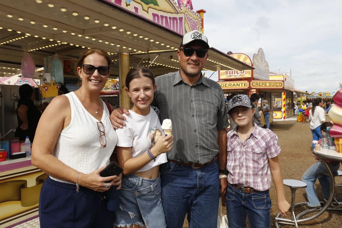 Edio Vizoni Jr. com a esposa Daniela e as filhas Laís e Daniela: parque de diversões foi uma das principais atrações para a família