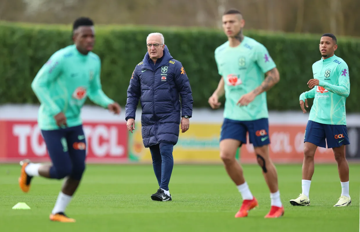Nas primeiras atividades em Londres, Dorival mostrou muita preocupação com elementos técnicos e táticos que são a marca dos principais times da Premier League: passes rápidos e precisos, intensidade e marcação sob pressão